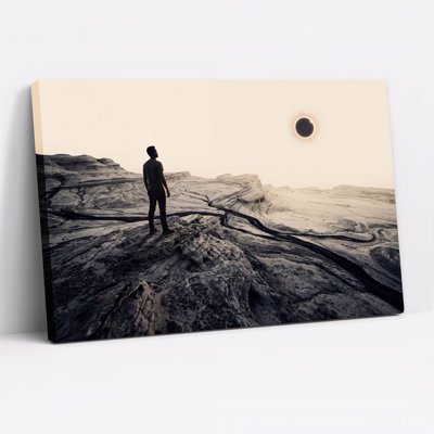 «Man Silhouette Under Solar Eclipse Over Rocky Terrain», art mural sur toile