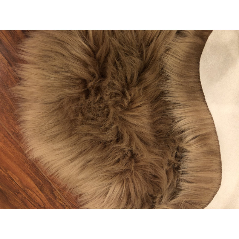 Tapis de la zone brune en peau mouton fait main poils longs Wheless, Novelty 3 pi 6 po x 5 pi 7 po