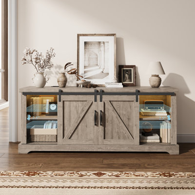 Meuble télé de 60 pouces de large avec portes coulissantes de style grange pour téléviseurs jusqu'à 65 pouces.