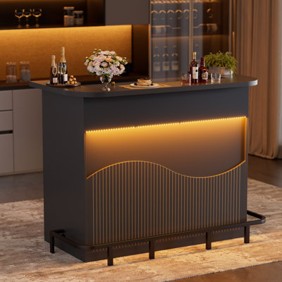 Meuble-bar avec compartiment réfrigérateur, cave à vin en forme de U avec éclairage DEL, table de bar de 150 cm avec repose-pieds et rangements pour sous-sol, salle à manger ou salon.
