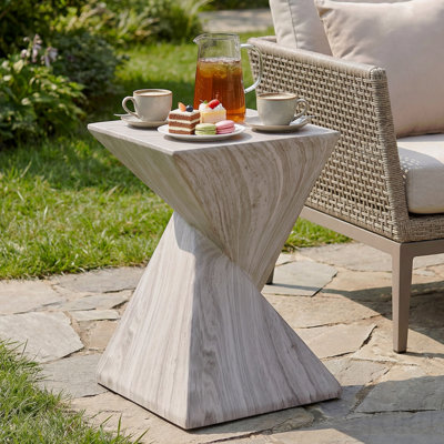 Table d'appoint d'extérieur moderne en béton de 47 cm de hauteur, table de bout de patio au design cannelé sculptural, table d'appoint minimaliste géométrique résistante aux intempéries pour jardin, balcon et piscine, marbre gris