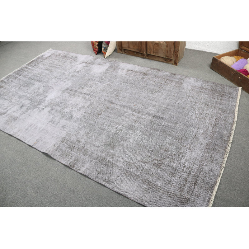 Tapis turc de style rétro dans des tons de terre profonds, idéal pour les espaces de vie intérieurs très fréquentés