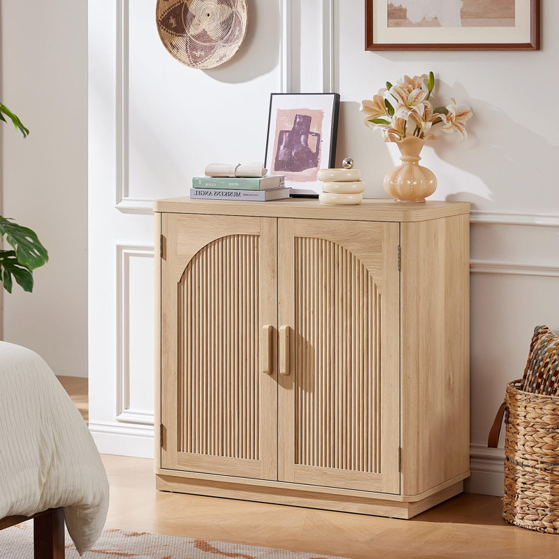 Buffet cannelé avec rangement, armoire à café 31,5 po avec portes arquées et tablettes réglables, buffet moderne Mid-Century, crédence en bois pour la cuisine, le salon (naturel)