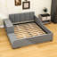 Lit plateforme tapissier luxueux en velours avec bureau, tabouret rond et rails de sécurité-660875399-660875398