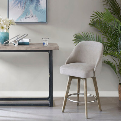 Élégant tabouret de comptoir avec siège pivotant et pieds en bois massif, offrant confort et fonctionnalité.