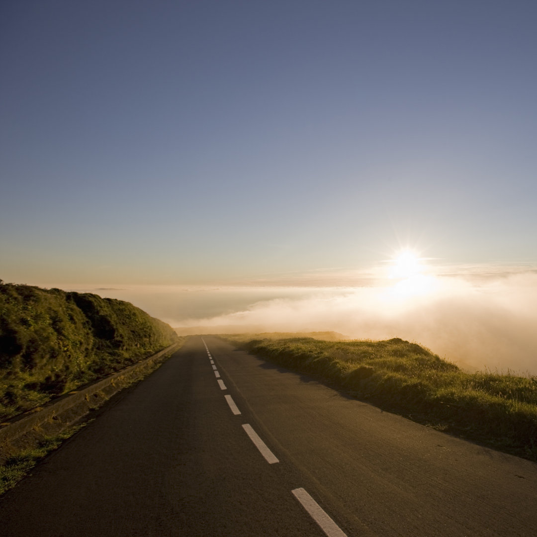 Country Highway Into Clouds von Mlenny - Leinwandbild