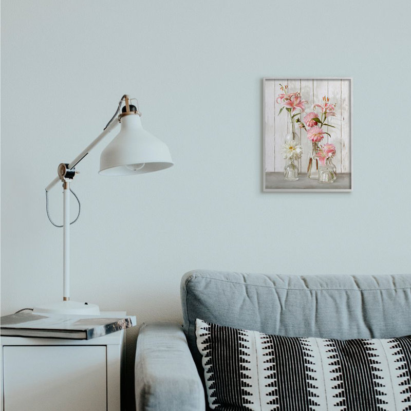 Printemps des fleurs roses en pots de verre, fleurs rustiques féminines par Daphne Polselli - impression d'art graphique