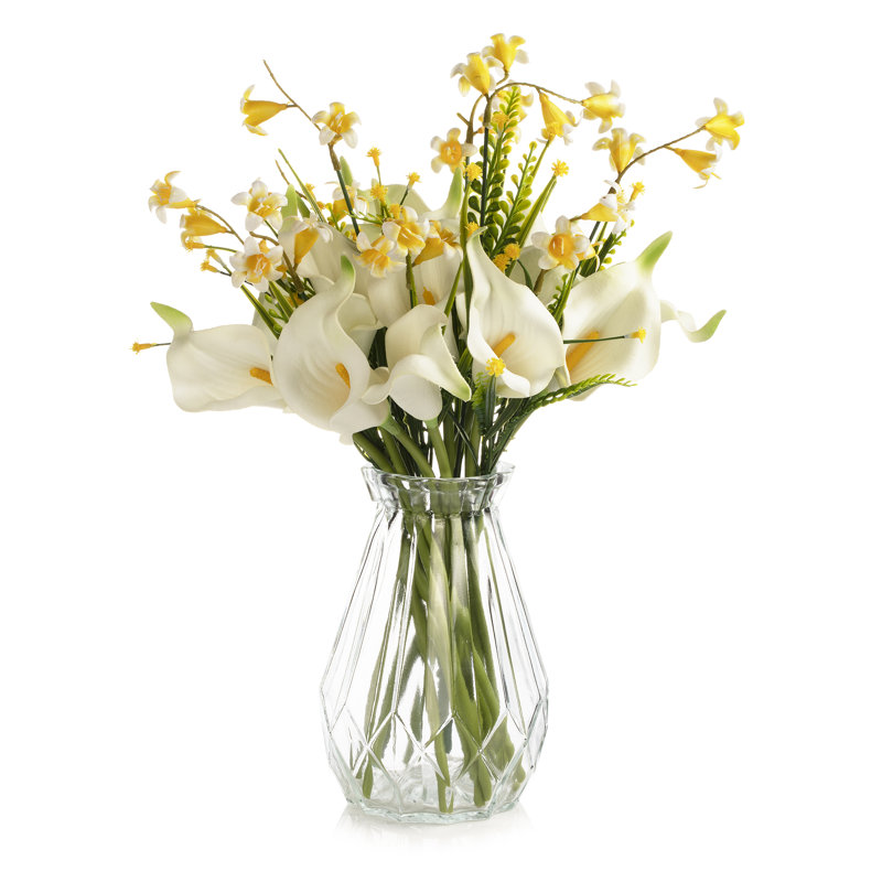 Arrangement de fleurs de lys mixtes avec bourre dans un vase en verre transparent , Jaune