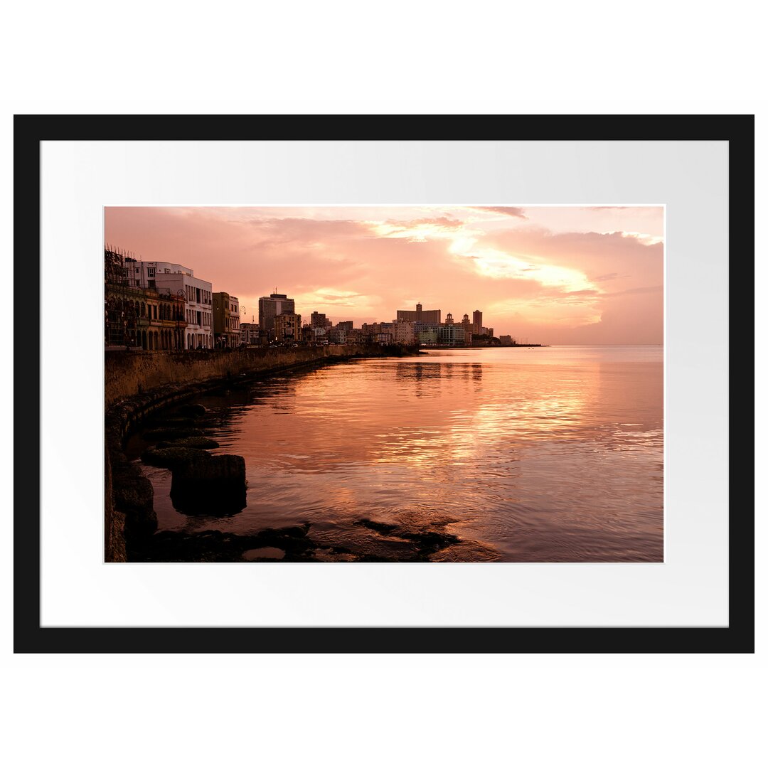 Gerahmtes Poster Blick auf Stadt am Meer