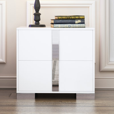 Table de chevet élégante avec poignée en métal (comprend seulement la table de chevet)