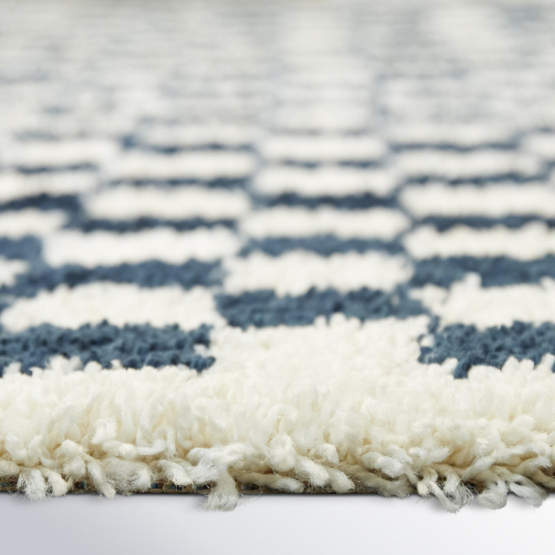 Tapis à poils longs bleu marine / blanc à carreaux Walker, Tapis de couloir 2 pi 2 po x 7 pi
