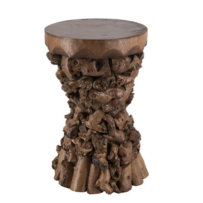 Table d'appoint brune de 30 x 30 x 48 cm, composée à 70 % de bois et à 30 % d'acier, avec un piètement en racine d'arbre naturelle. Table d'appoint au style classique et élégant, silhouette inspirée, finition chaleureuse pour un décor rustique moderne.