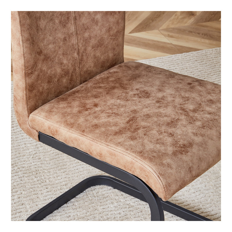 Ensemble de table et de chaises. Grande table de salle à manger rectangulaire de couleur industrielle de couleur noyer - 71 po x 39,3 po. Elle est dotée de 6 chaises en tissu brun avec des pieds en métal noir arqués.