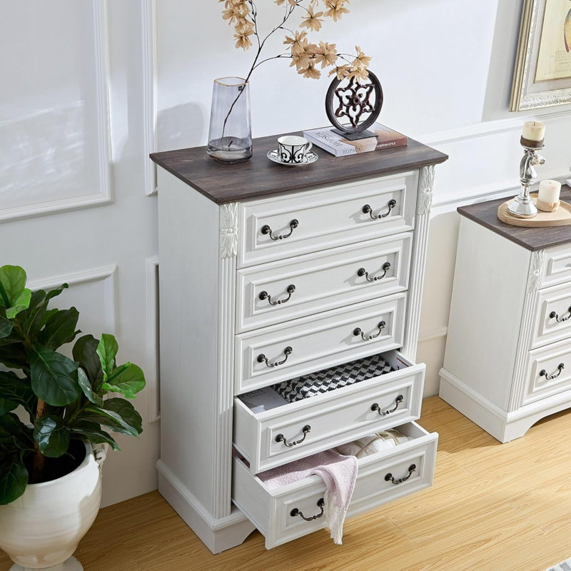Commode à 5 tiroirs Farmhouse avec pilastres sculptés - Commode en bois rustique pour le rangement de la chambre à coucher