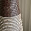 Vase de plancher sur pied au fini doré brossé, parfait pour les branches séchées et les fleurs décoratives