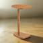 Table d'appoint en bois massif en forme de C pour canapé et lit Sammy, table d'appoint en bois de manguier avec plateau flottant mi-ton miel