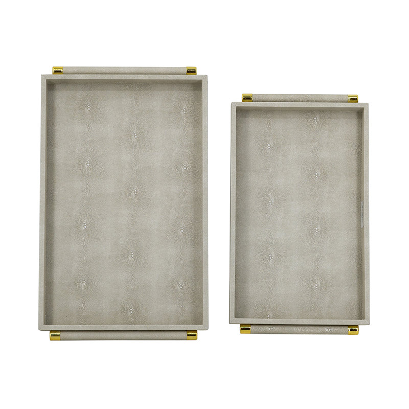 S / 2 plateaux décoratifs en similicuir gris avec poignées dorées L: 19,5 x 12 x 1,5 po S: 17 x 10 x 1,5 po