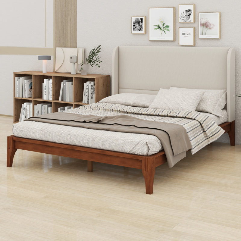 Lit plateforme minimaliste en bois avec tête de lit tapissier