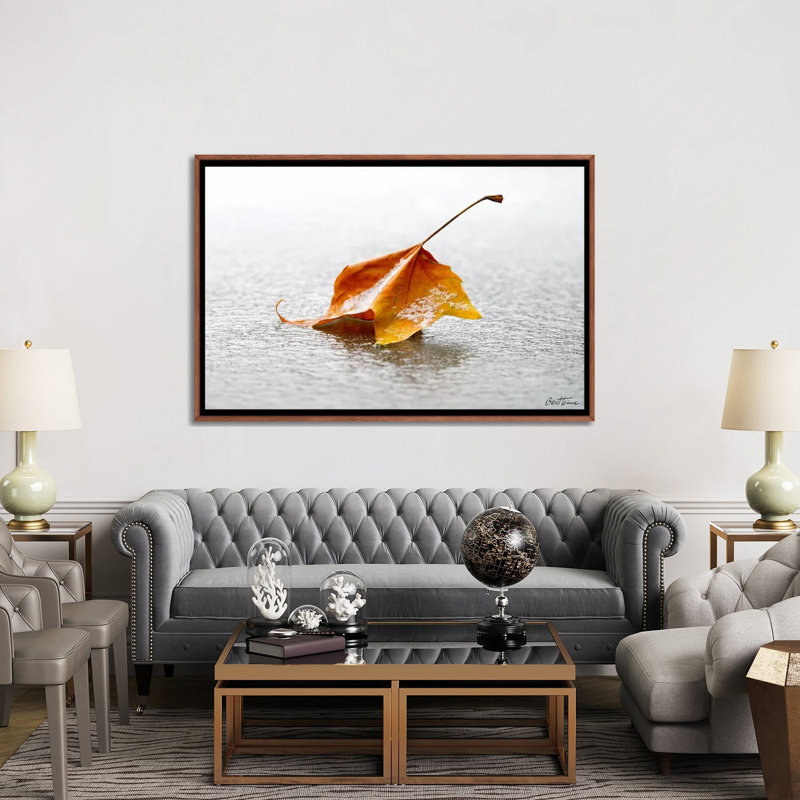 «Crisp» par Ben Heine - reproduction de photo, H 40 po x l 60 po x 1,5 po, Toile avec cadre en bois brun classique