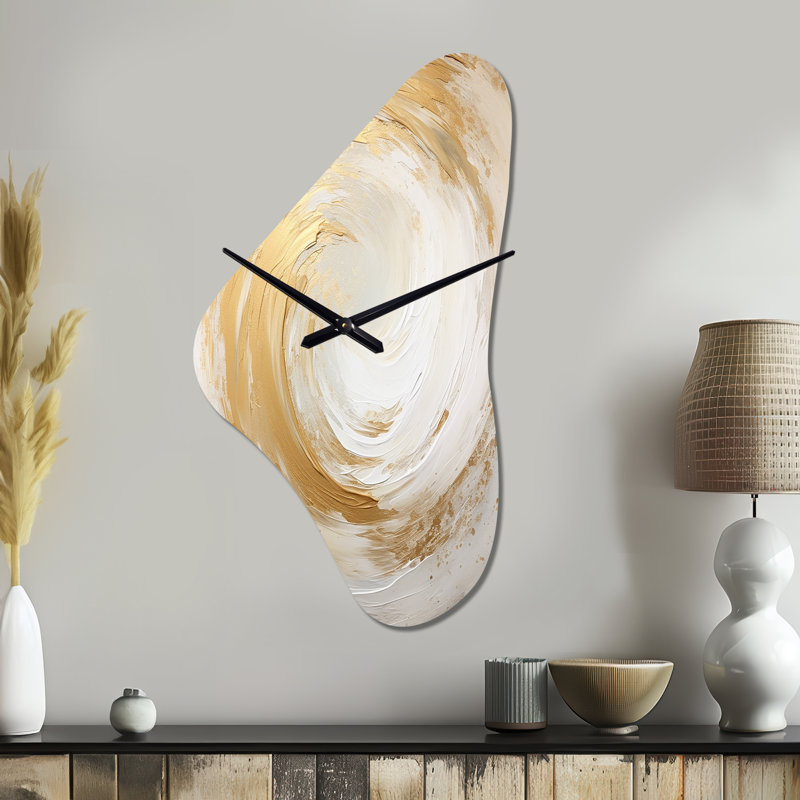 Or et blanc Vortex à ondes douces I - horloge murale asymétrique spirales abstraites en métal, impression d'horloge murale de forme unique