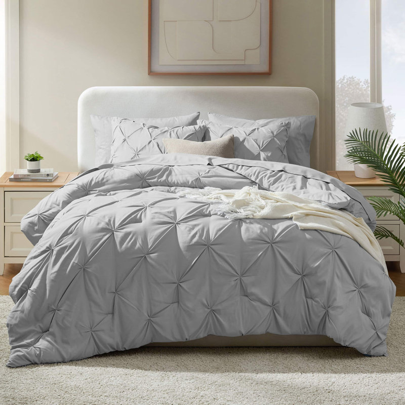 Ensemble d'édredon plissé avec draps Bed-in-a-Bag, Édredon très grand californien + 6 pièces suppl, Gris clair