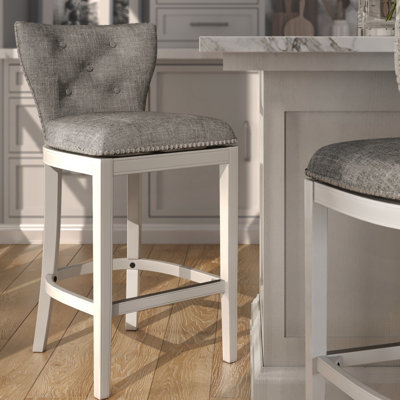 Tabouret de bar rembourré avec dossier, hauteur de 31 pouces, revêtement blanc et gris, détails du bouton du dossier, fonction de rotation à 180 degrés, plaque métallique sur repose-pieds, patins en plastique pour la protection du sol, simple