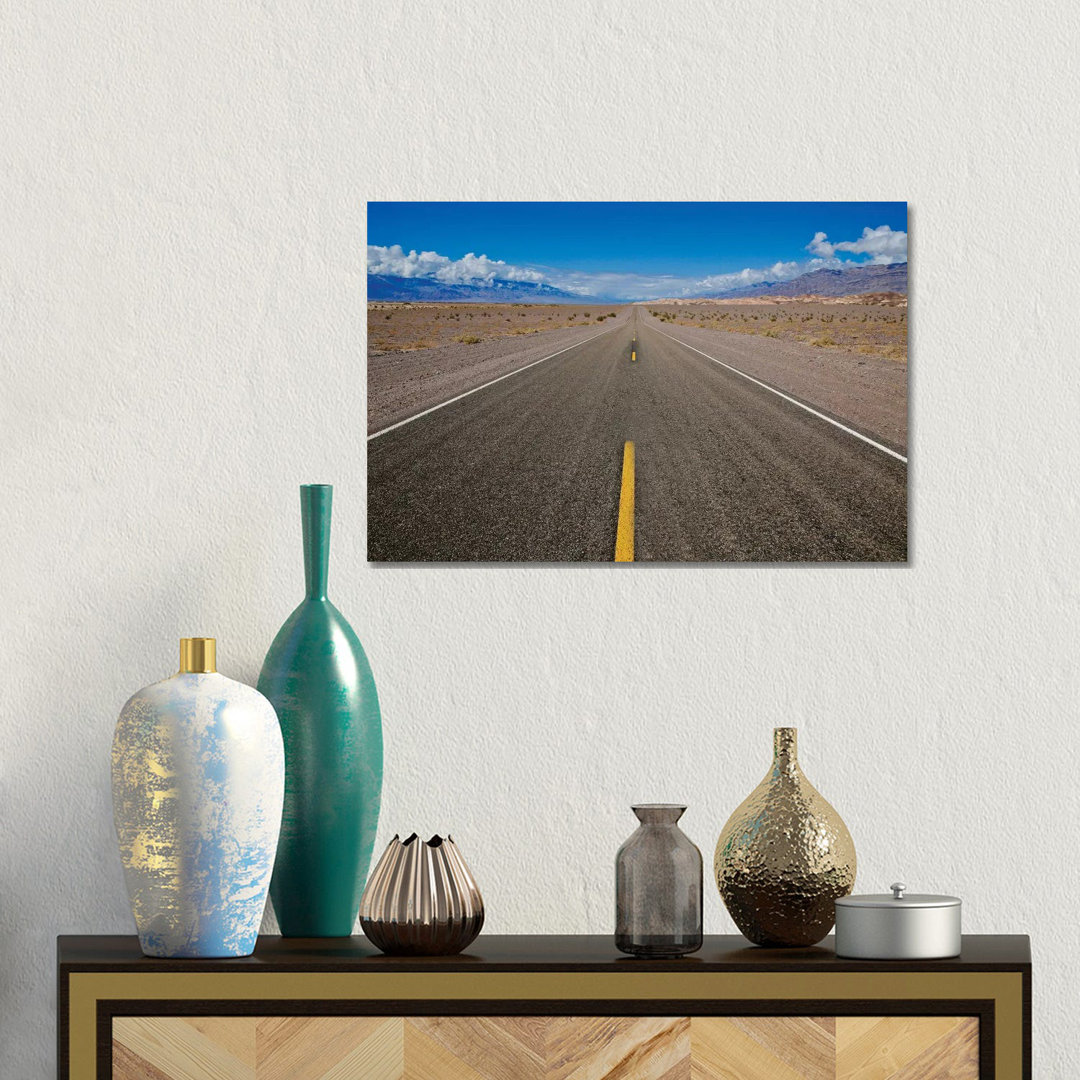 Death Valley Road To Nowhere von Susan Vizvary - Galerieverpackte Leinwand Giclée auf Leinwand ohne Rahmen