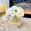 «Real Touch Austin Rose Arrangement» dans un faux centre de table en or-990676966