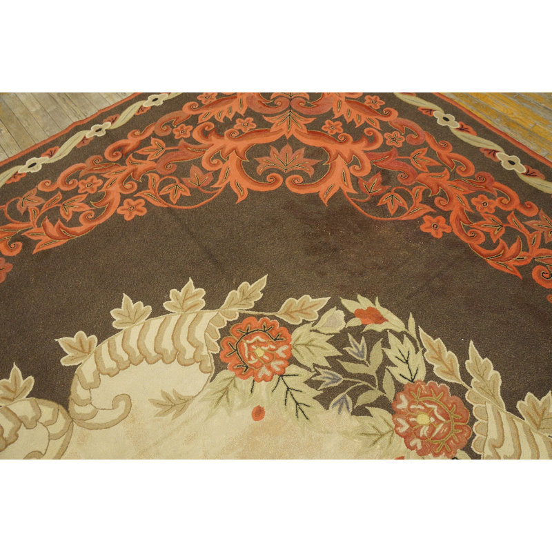 Grand tapis décoratif ivoire à motif floral d'influence européenne antique