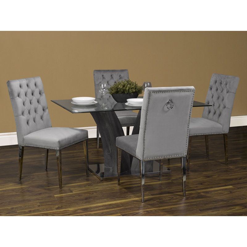 Ensemble repas pour quatre personnes, Gris