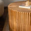 Ensemble de tables basses vintage cylindriques emboîtables avec texture gaufrée verticale, finition naturelle pour le salon ou le bureau.