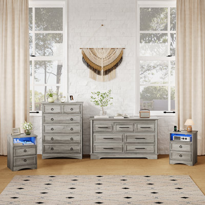 L'ensemble de chambre à coucher 4 pièces 4 pièces comprend une commode 7 tiroirs, une commode haute 6 tiroirs et 2 tables de chevet avec station de recharge, gris délavé