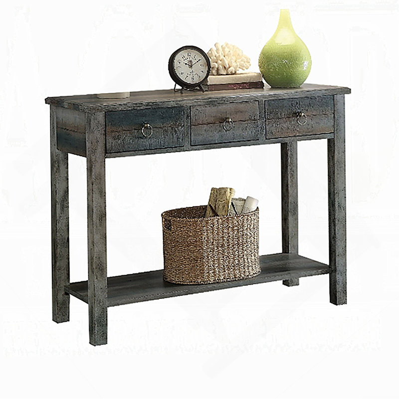 La console Glancio avec beaucoup de rangement allie charme rustique et fonctionnalité moderne pour des espaces de vie compacts.