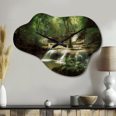 Horloge murale cascade dans la forêt dense II