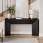 Table d'appoint élégante, canapé en bois, console de style moderne-641185322