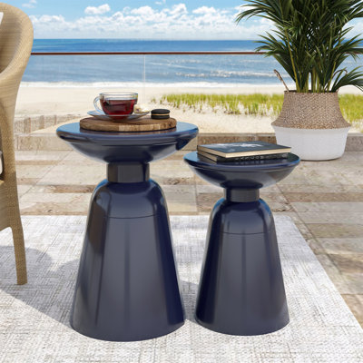 Tables d'appoint d'extérieur en fer Serenita avec design évasé (table incluse seulement)