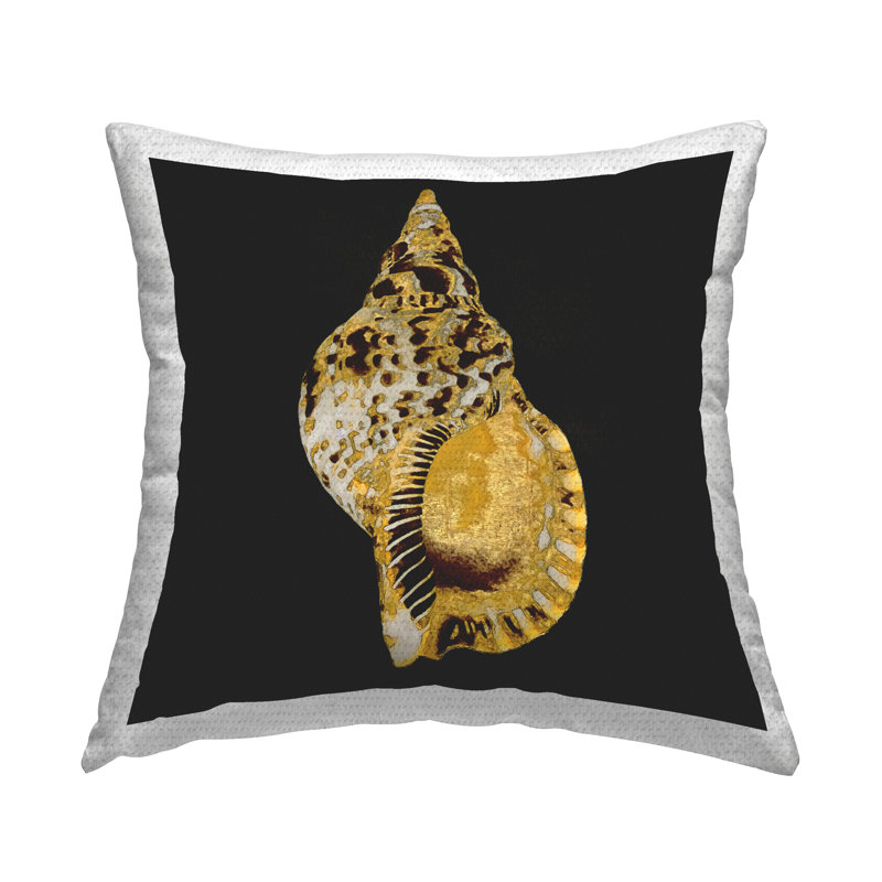 Coussin décoratif doré sur fond noir par Caroline Kelly