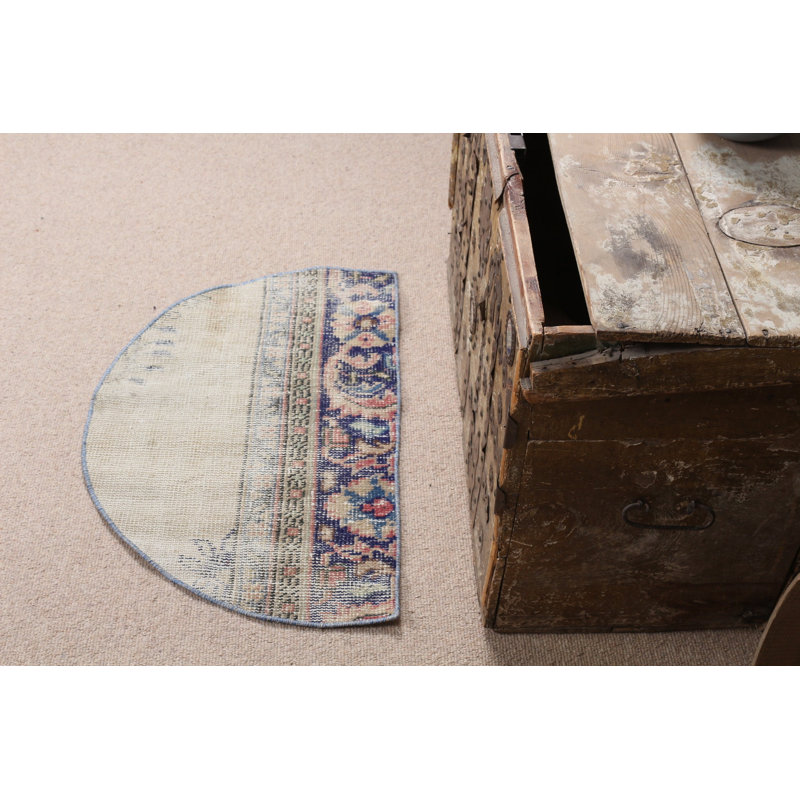 Découvrez la beauté de ce tapis rond en laine beige d'inspiration turque, parfait pour votre entrée