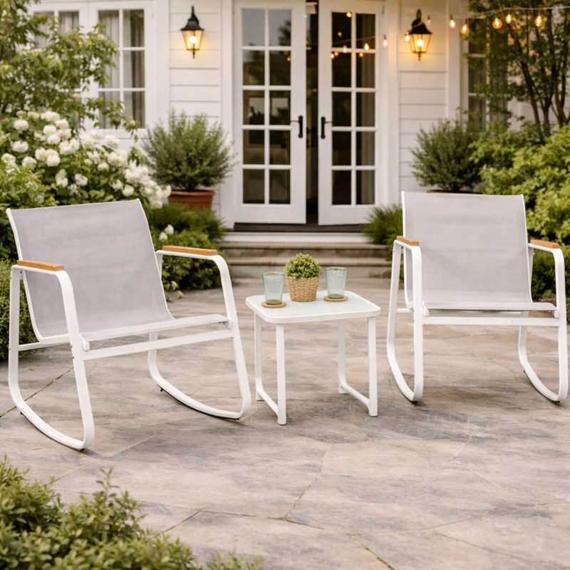 Ensemble de chaises berçantes 3 pièces Kozyard, ensemble bistro d'extérieur à bascule Textilene avec accoudoirs en bois, ensemble de conversation extérieur avec table en verre pour pelouse, porche, jardin, balcon, bord de piscine, blanc
