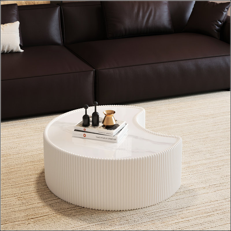 Table basse en cuir fritté clair de forme irrégulière en cuir, motifs gris uniques pour un décor de salon moderne