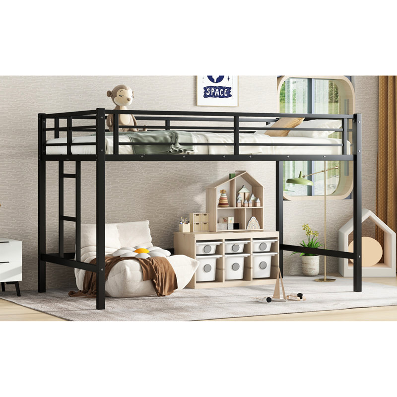 Lit mezzanine simple en métal noir avec garde-corps, un pour l'escalade rapide et des passe-temps de rangement faciles un espace adéquat