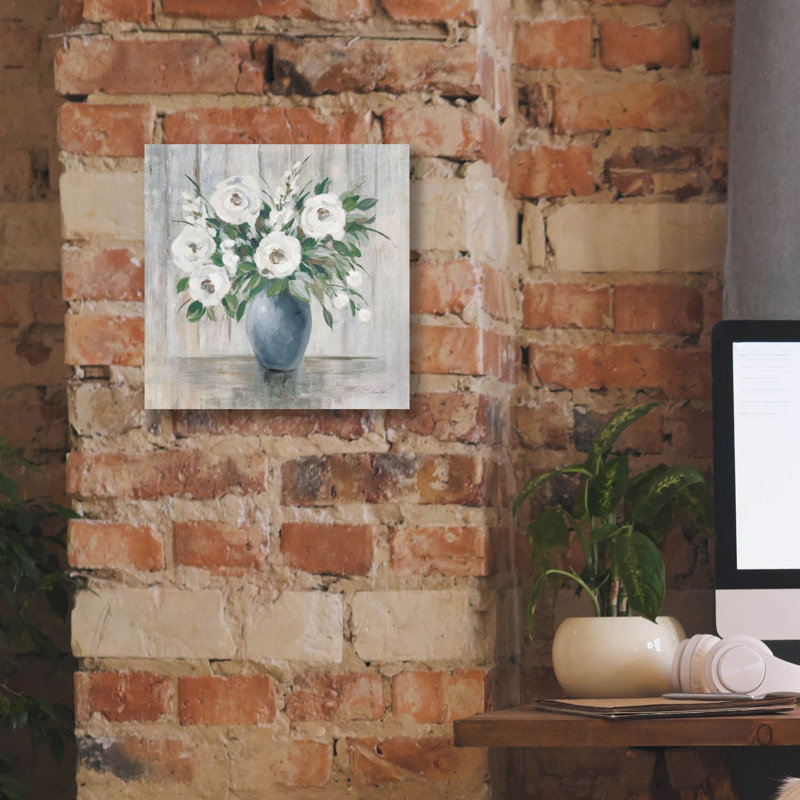 «Gray Barn Floral Light» par Silvia Vassileva, art mural sur toile