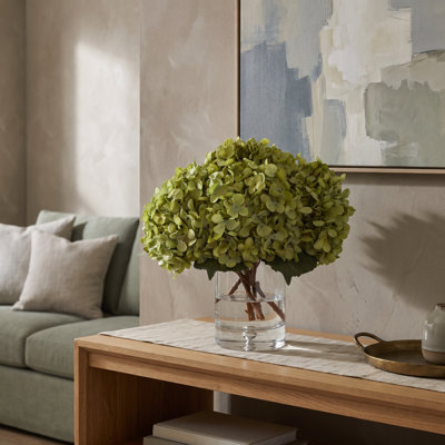 Hortensias dans un vase en verre