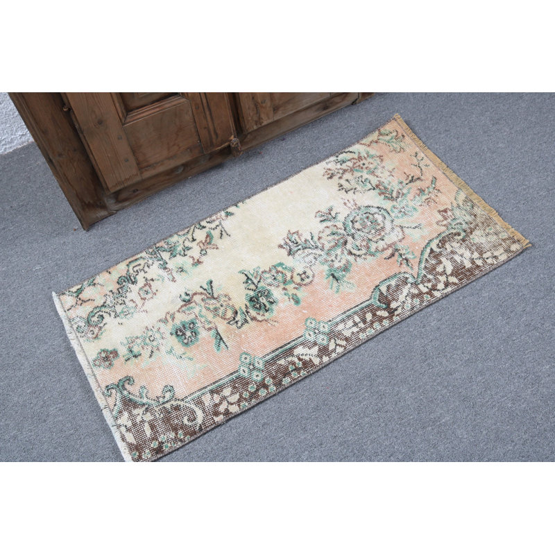 Le charmant tapis d'entrée turc rétro présente un motif floral dans des couleurs pastel pour l'entrée