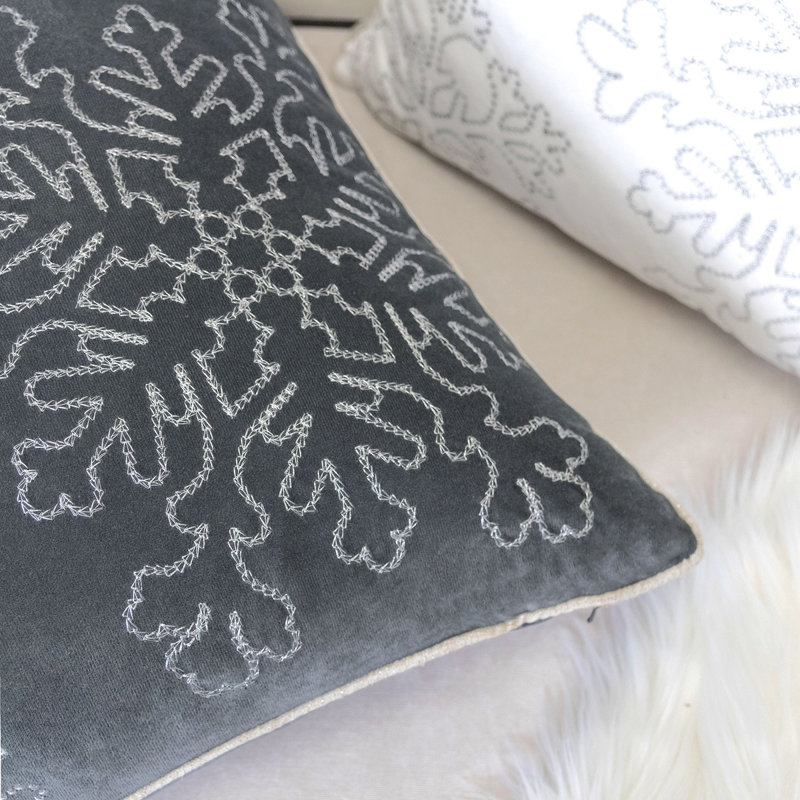 Coussin décoratif en velours gris 20X20 avec broderie et insert en flocon de neige argenté, Gris