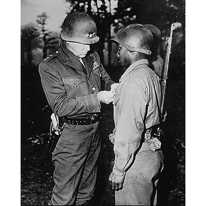 Les archives américaines de la Seconde Guerre mondiale, le général George S. Patton, Commandant, épingle l'étoile d'argent sur le soldat Ernest A. J
