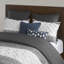 Housse de couette pour très grand lit / très grand lit, coton touffeté en chenille, blanc, attrayant, fermeture à boutons, coins à nouer à l'intérieur, lavable à la machine et 2 taies décoratives incluses Style coton, look, fermeture à boutons, 4 coins