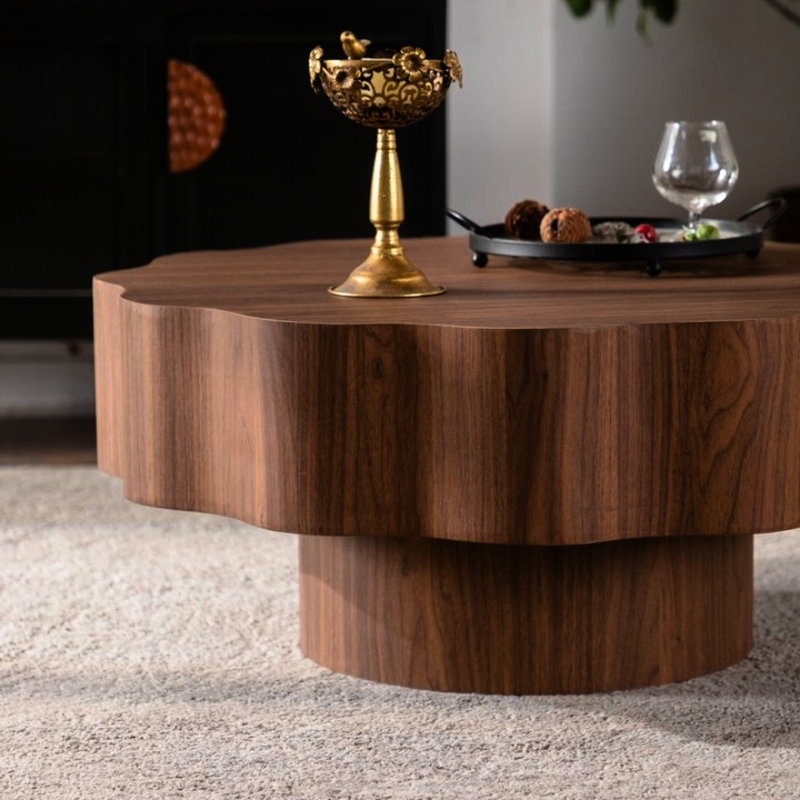 Table basse ronde 31,5 pouces en noyer avec grain de bois autocollant, idéale pour décorer un salon avec un bord festonné