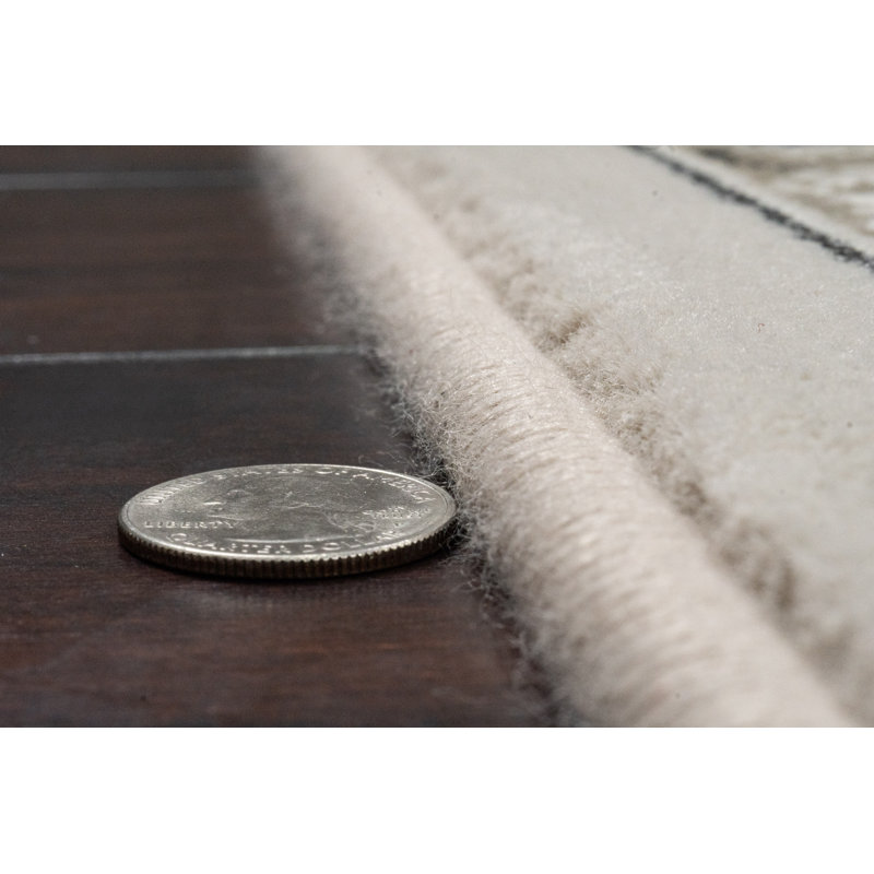 Tapis gris doux / crème Attell, Rectangle 5 pi 3 po x 7 pi 7 po