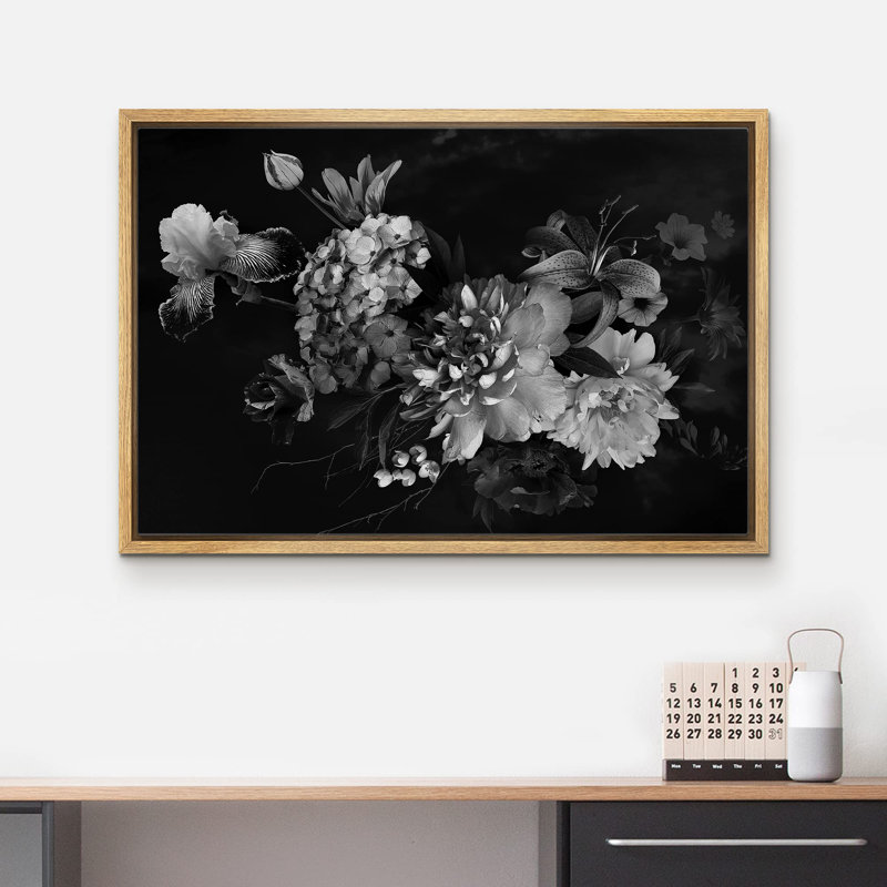 Bouquet d'iris, de pivoines et de fleurs de lys, photographie d'art moderne, noir foncé et blanc, H 24 po x l 36 po